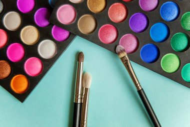 Renkli kozmetik mavi çalışma alanı üzerinde. «Ana sayfa» görünümü ve pitoresk