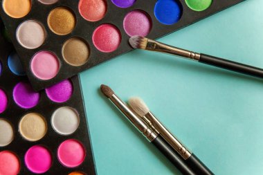 Renkli kozmetik mavi çalışma alanı üzerinde. «Ana sayfa» görünümü ve pitoresk