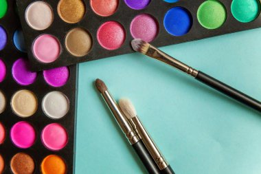 Renkli kozmetik mavi çalışma alanı üzerinde. «Ana sayfa» görünümü ve pitoresk