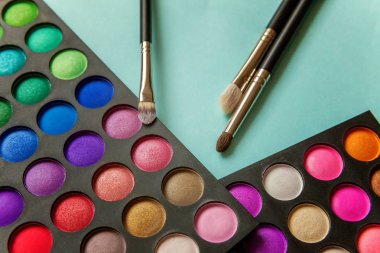 Renkli kozmetik mavi çalışma alanı üzerinde. «Ana sayfa» görünümü ve pitoresk