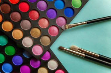 Renkli kozmetik mavi çalışma alanı üzerinde. «Ana sayfa» görünümü ve pitoresk