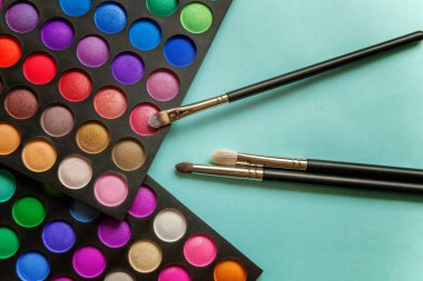 Renkli kozmetik mavi çalışma alanı üzerinde. «Ana sayfa» görünümü ve pitoresk