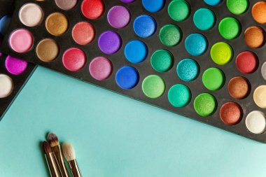 Renkli kozmetik mavi çalışma alanı üzerinde. «Ana sayfa» görünümü ve pitoresk