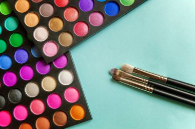 Renkli kozmetik mavi çalışma alanı üzerinde. «Ana sayfa» görünümü ve pitoresk