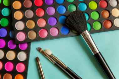 Renkli kozmetik mavi çalışma alanı üzerinde. «Ana sayfa» görünümü ve pitoresk