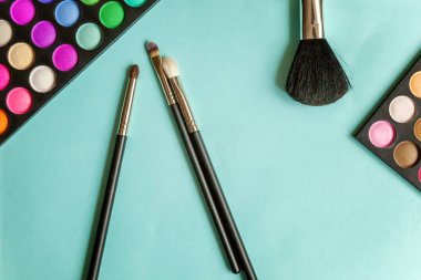 Renkli kozmetik mavi çalışma alanı üzerinde. «Ana sayfa» görünümü ve pitoresk