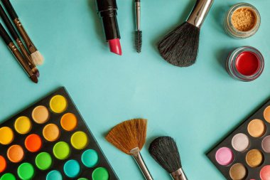 Mavi arka plan üzerinde göz farı makyaj ve kozmetik farklı tonlar için Araçlar