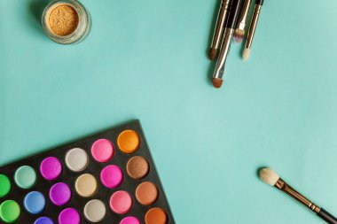 Mavi arka plan üzerinde göz farı makyaj ve kozmetik farklı tonlar için Araçlar