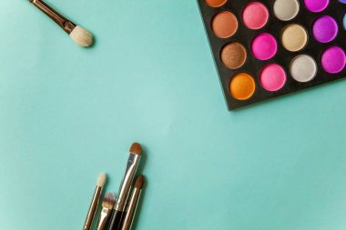 Mavi arka plan üzerinde göz farı makyaj ve kozmetik farklı tonlar için Araçlar