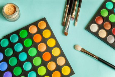 Mavi arka plan üzerinde göz farı makyaj ve kozmetik farklı tonlar için Araçlar