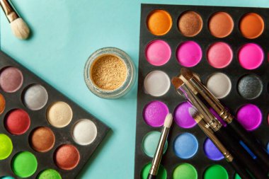 Mavi arka plan üzerinde göz farı makyaj ve kozmetik farklı tonlar için Araçlar