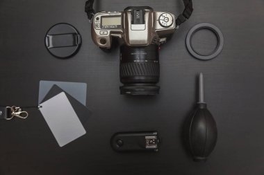 çalışma alanı fotoğrafçı fotoğrafçılık dijital SLR kamera sistemi, kamera Temizleme Kiti ile üstten görünüm üzerinde siyah tablo arka planı