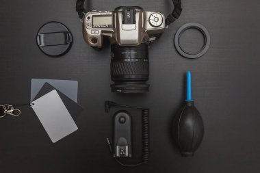 çalışma alanı fotoğrafçı fotoğrafçılık dijital SLR kamera sistemi, kamera Temizleme Kiti ile üstten görünüm üzerinde siyah tablo arka planı