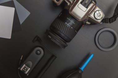 çalışma alanı fotoğrafçı fotoğrafçılık dijital SLR kamera sistemi, kamera Temizleme Kiti ile üstten görünüm üzerinde siyah tablo arka planı