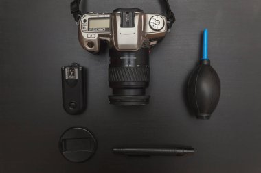 çalışma alanı fotoğrafçı fotoğrafçılık dijital SLR kamera sistemi, kamera Temizleme Kiti ile üstten görünüm üzerinde siyah tablo arka planı