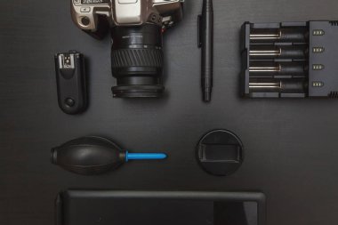 çalışma alanı fotoğrafçı fotoğrafçılık dijital SLR kamera sistemi, kamera Temizleme Kiti ile üstten görünüm üzerinde siyah tablo arka planı
