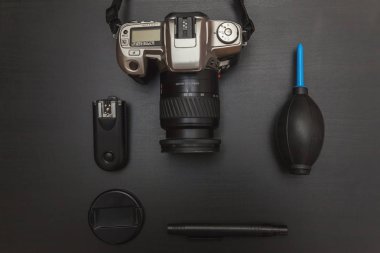 çalışma alanı fotoğrafçı fotoğrafçılık dijital SLR kamera sistemi, kamera Temizleme Kiti ile üstten görünüm üzerinde siyah tablo arka planı