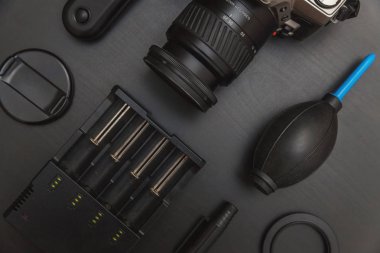çalışma alanı fotoğrafçı fotoğrafçılık dijital SLR kamera sistemi, kamera Temizleme Kiti ile üstten görünüm üzerinde siyah tablo arka planı