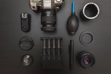 çalışma alanı fotoğrafçı fotoğrafçılık dijital SLR kamera sistemi, kamera Temizleme Kiti ile üstten görünüm üzerinde siyah tablo arka planı