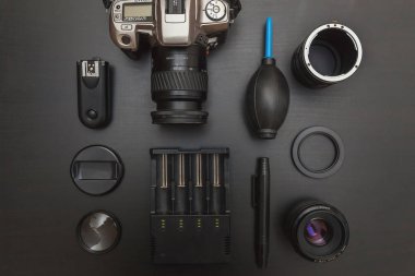 çalışma alanı fotoğrafçı fotoğrafçılık dijital SLR kamera sistemi, kamera Temizleme Kiti ile üstten görünüm üzerinde siyah tablo arka planı