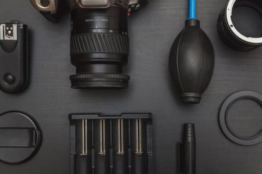 çalışma alanı fotoğrafçı fotoğrafçılık dijital SLR kamera sistemi, kamera Temizleme Kiti ile üstten görünüm üzerinde siyah tablo arka planı