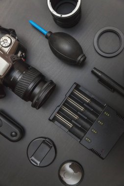 çalışma alanı fotoğrafçı fotoğrafçılık dijital SLR kamera sistemi, kamera Temizleme Kiti ile üstten görünüm üzerinde siyah tablo arka planı