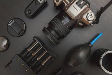 çalışma alanı fotoğrafçı fotoğrafçılık dijital SLR kamera sistemi, kamera Temizleme Kiti ile üstten görünüm üzerinde siyah tablo arka planı