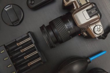 çalışma alanı fotoğrafçı fotoğrafçılık dijital SLR kamera sistemi, kamera Temizleme Kiti ile üstten görünüm üzerinde siyah tablo arka planı