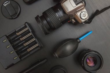 çalışma alanı fotoğrafçı fotoğrafçılık dijital SLR kamera sistemi, kamera Temizleme Kiti ile üstten görünüm üzerinde siyah tablo arka planı