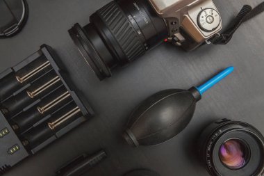 çalışma alanı fotoğrafçı fotoğrafçılık dijital SLR kamera sistemi, kamera Temizleme Kiti ile üstten görünüm üzerinde siyah tablo arka planı