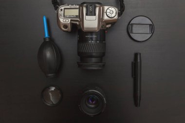 çalışma alanı fotoğrafçı fotoğrafçılık dijital SLR kamera sistemi, kamera Temizleme Kiti ile üstten görünüm üzerinde siyah tablo arka planı