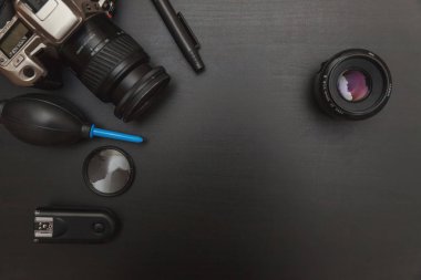 siyah tablo arka plan kopya alanı ile üzerinde çalışma alanı fotoğrafçı fotoğrafçılık dijital SLR kamera sistemi, kamera Temizleme Kiti ile üstten görünüm