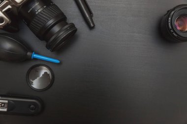 siyah tablo arka plan kopya alanı ile üzerinde çalışma alanı fotoğrafçı fotoğrafçılık dijital SLR kamera sistemi, kamera Temizleme Kiti ile üstten görünüm