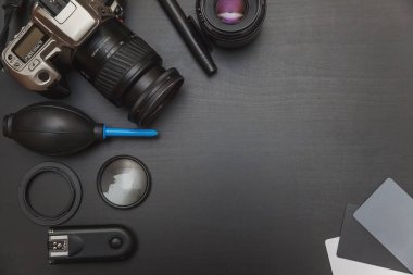 siyah tablo arka plan kopya alanı ile üzerinde çalışma alanı fotoğrafçı fotoğrafçılık dijital SLR kamera sistemi, kamera Temizleme Kiti ile üstten görünüm