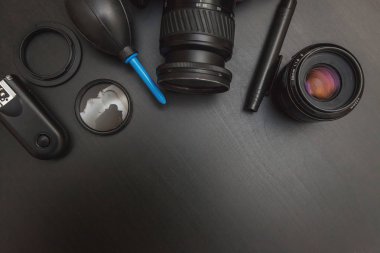 siyah tablo arka plan kopya alanı ile üzerinde çalışma alanı fotoğrafçı fotoğrafçılık dijital SLR kamera sistemi, kamera Temizleme Kiti ile üstten görünüm
