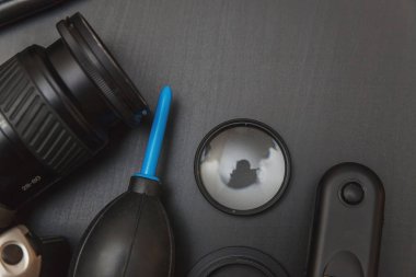 siyah tablo arka plan kopya alanı ile üzerinde çalışma alanı fotoğrafçı fotoğrafçılık dijital SLR kamera sistemi, kamera Temizleme Kiti ile üstten görünüm