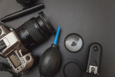 siyah tablo arka plan kopya alanı ile üzerinde çalışma alanı fotoğrafçı fotoğrafçılık dijital SLR kamera sistemi, kamera Temizleme Kiti ile üstten görünüm
