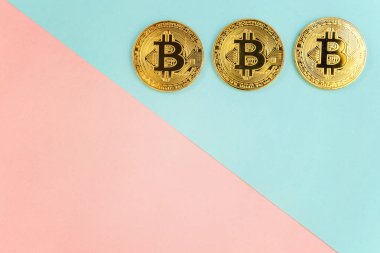 Pembe ve mavi pastel geometrik zemin üzerine altın bitcoin üzerinde. Bankacılık web ve uluslararası ağ ödeme elektronik sanal para. Kripto para birimi sembolü