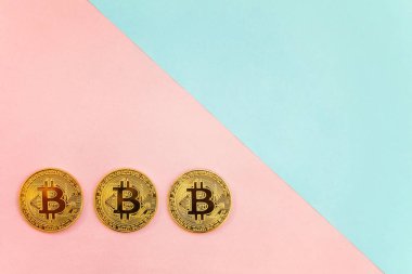 Pembe ve mavi pastel geometrik zemin üzerine altın bitcoin üzerinde. Bankacılık web ve uluslararası ağ ödeme elektronik sanal para. Kripto para birimi sembolü