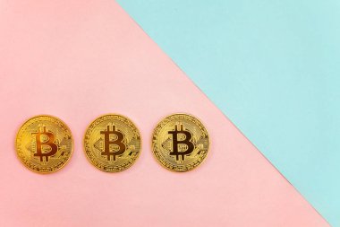 Pembe ve mavi pastel geometrik zemin üzerine altın bitcoin üzerinde. Bankacılık web ve uluslararası ağ ödeme elektronik sanal para. Kripto para birimi sembolü