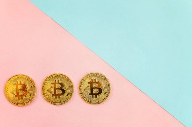 Pembe ve mavi pastel geometrik zemin üzerine altın bitcoin üzerinde. Bankacılık web ve uluslararası ağ ödeme elektronik sanal para. Kripto para birimi sembolü