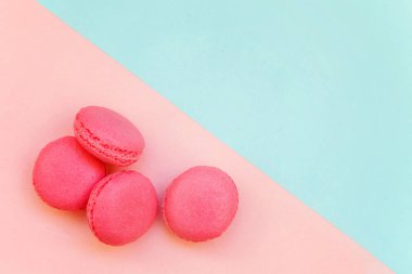 «Ana sayfa» mini pembe macaron veya acıbadem kurabiyesi Fransız tatlı pasta görünümünü yumuşak tatlı pembe ve mavi pastel geometrik üzerinde kağıt düz yatıyordu arka plan