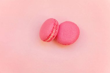 «Ana sayfa» mini pembe macaron veya acıbadem kurabiyesi Fransız tatlı pasta görünümünü üzerinde yumuşak tatlı pembe pastel kağıt düz yatıyordu arka plan