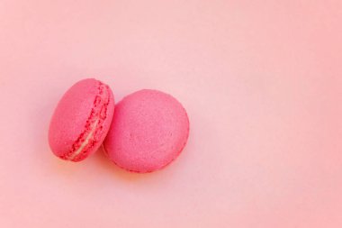 «Ana sayfa» mini pembe macaron veya acıbadem kurabiyesi Fransız tatlı pasta görünümünü üzerinde yumuşak tatlı pembe pastel kağıt düz yatıyordu arka plan