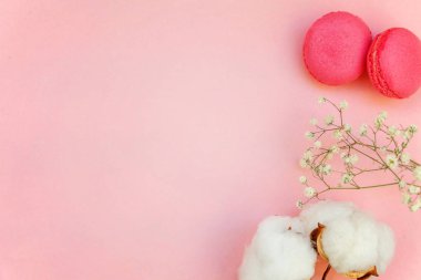 «Ana sayfa» mini pembe macaron veya pamuk çiçek ile acıbadem kurabiyesi Fransız tatlı pasta görünümünü yumuşak tatlı pembe pastel geometrik üzerinde kağıt düz yatıyordu arka plan.
