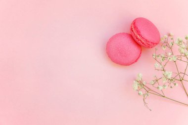 «Ana sayfa» mini pembe macaron veya acıbadem kurabiyesi Fransız tatlı pasta görünümünü üzerinde yumuşak tatlı pembe pastel kağıt düz yatıyordu arka plan