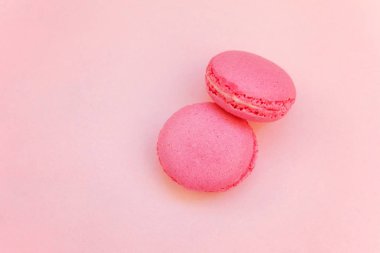 «Ana sayfa» mini pembe macaron veya acıbadem kurabiyesi Fransız tatlı pasta görünümünü üzerinde yumuşak tatlı pembe pastel kağıt düz yatıyordu arka plan