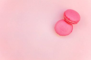 «Ana sayfa» mini pembe macaron veya acıbadem kurabiyesi Fransız tatlı pasta görünümünü üzerinde yumuşak tatlı pembe pastel kağıt düz yatıyordu arka plan