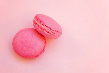«Ana sayfa» mini pembe macaron veya acıbadem kurabiyesi Fransız tatlı pasta görünümünü üzerinde yumuşak tatlı pembe pastel kağıt düz yatıyordu arka plan