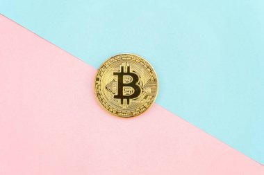 Pembe ve mavi pastel geometrik zemin üzerine altın bitcoin üzerinde. Bankacılık web ve uluslararası ağ ödeme elektronik sanal para. Kripto para birimi sembolü